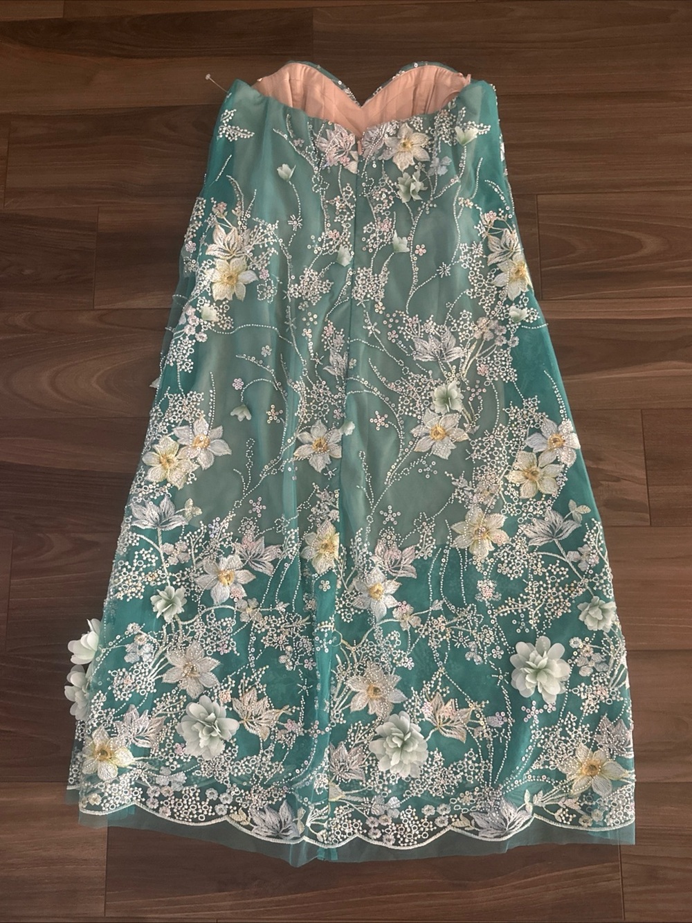 HELSI
Francine
Embellished Floral
Appliqué Strapless
Cocktail Dress - Picture 5 of 7